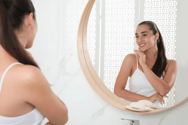 Belle Jeune Femme Avec Une Peau Parfaite Près Miroir Dans — Photo