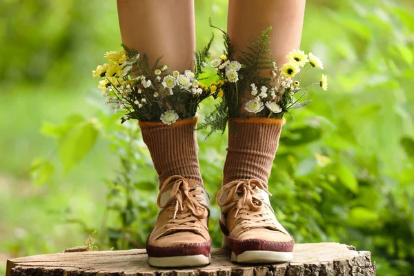 Mulher Toco Com Flores Meias Livre Close — Fotografia de Stock