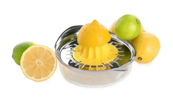 Presse Agrumes Métal Lime Fraîche Citrons Sur Fond Blanc — Photo