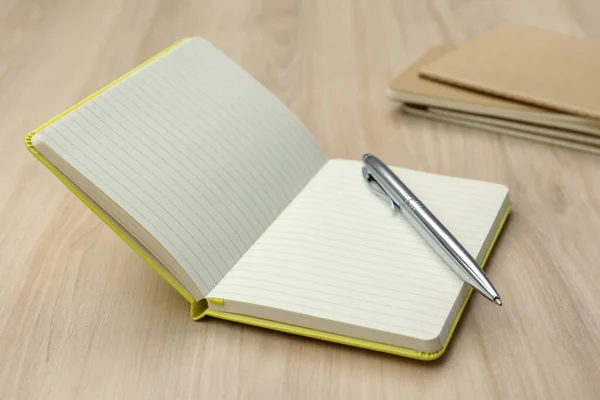 Otevřete Zápisník Pero Dřevěný Stůl Osobní Plánování — Stock fotografie