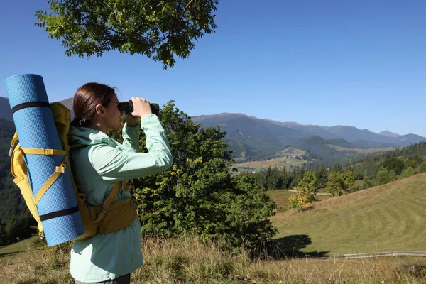 Turista Com Mochila Almofada Dormir Olhando Através Binóculos Nas Montanhas — Fotografia de Stock