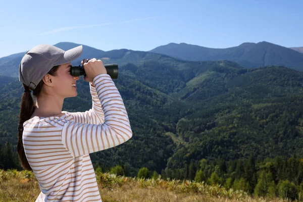 Donna Che Guarda Attraverso Binocolo Montagna Nella Giornata Sole — Foto Stock