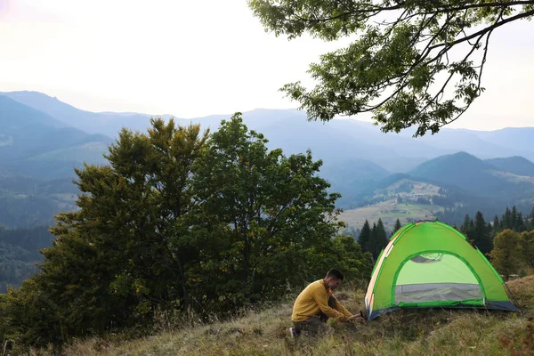 Uomo Allestimento Tenda Campeggio Montagna — Foto Stock