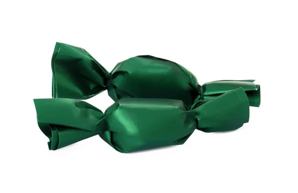 Deliziose Caramelle Involucri Verde Scuro Sfondo Bianco — Foto Stock