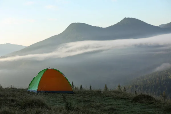 Camping Σκηνή Στα Βουνά Νωρίς Πρωί — Φωτογραφία Αρχείου