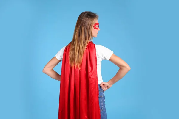 Женщина Супергеройской Накидке Маске Голубом Фоне Вид Сзади — стоковое фото