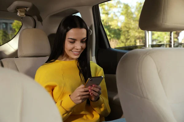 Hermosa Mujer Joven Utilizando Teléfono Inteligente Coche Moderno — Foto de Stock