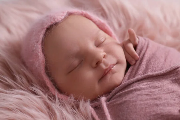 Adorable Bebé Recién Nacido Acostado Piel Sintética Primer Plano — Foto de Stock