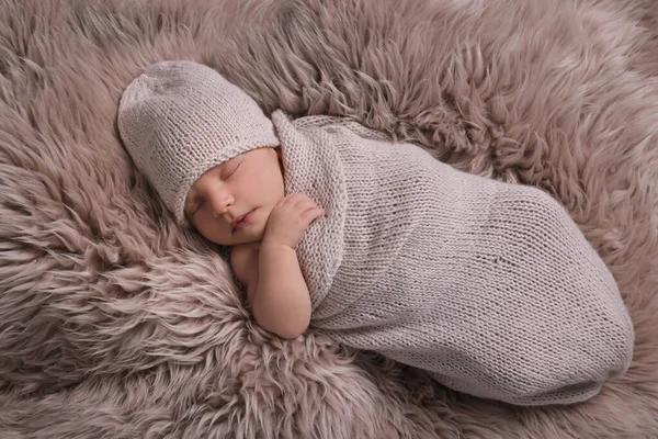 可愛い新生児がフェイクファーに横たわってトップビュー — ストック写真