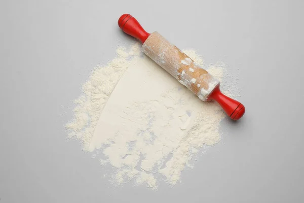 Wooden Rolling Pin Flour Light Grey Background Top View Space — Stock Photo, Image