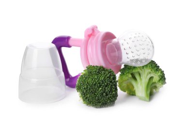 Beyaz arka planda boş diş eti ve haşlanmış brokoli. Bebek besleyicisi