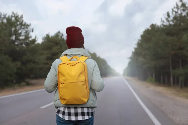 Mujer Con Mochila Carretera Cerca Del Bosque Vista Trasera —  Fotos de Stock