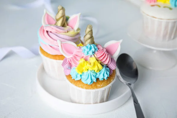 Πιάτο Δύο Χαριτωμένα Γλυκά Cupcakes Μονόκερου Λευκό Τραπέζι Κοντινό — Φωτογραφία Αρχείου