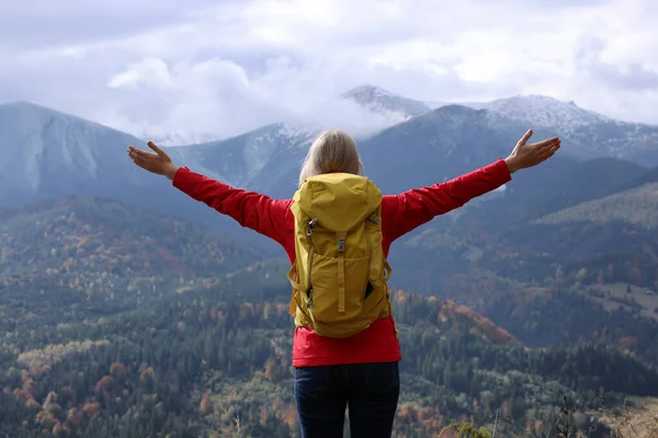 Szczęśliwa Kobieta Plecakiem Podziwiająca Krajobraz Górski Widok Tyłu Poczucie Wolności — Zdjęcie stockowe