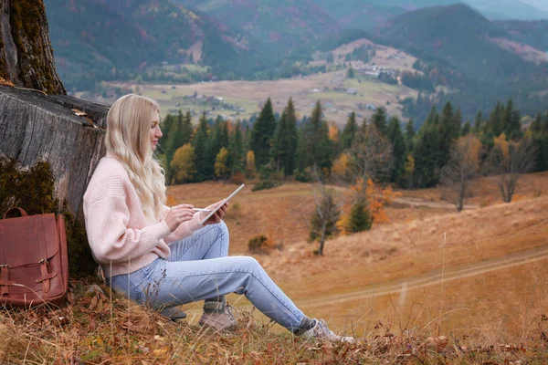 Νεαρή Γυναίκα Ζωγραφίζει Στο Tablet Στα Βουνά Χώρος Για Κείμενο — Φωτογραφία Αρχείου