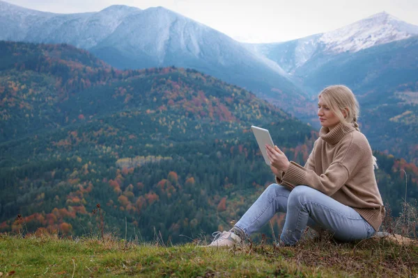 Jeune Femme Dessinant Sur Tablette Montagne Espace Pour Texte — Photo