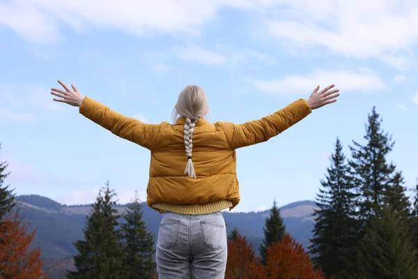 Mujer Feliz Las Montañas Pacíficas Vista Trasera Sensación Libertad — Foto de Stock