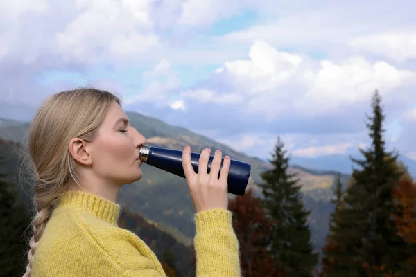 Jovem Bebendo Bebida Quente Garrafa Térmica Nas Montanhas — Fotografia de Stock