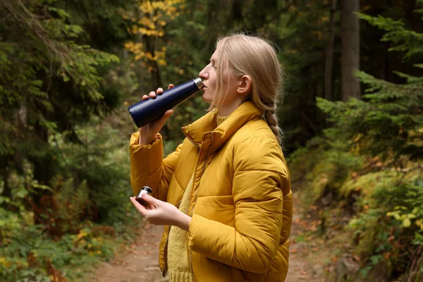Mladá Žena Pití Horký Nápoj Termo Láhev Podzimním Lese — Stock fotografie