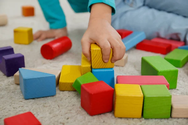 Nettes Kleines Mädchen Spielt Mit Bunten Bausteinen Auf Dem Boden — Stockfoto