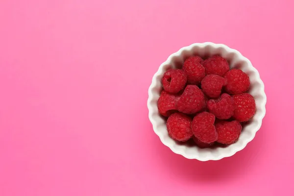 Schüssel Mit Frischen Köstlichen Himbeeren Auf Rosa Hintergrund Ansicht Von — Stockfoto