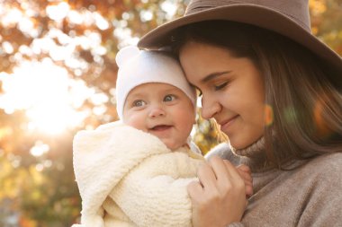 Mutlu anne ve küçük kızı sonbahar günü dışarıda.