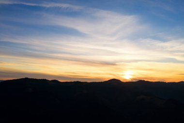Gün batımında dağ manzarasının silueti. Drone fotoğrafçılığı
