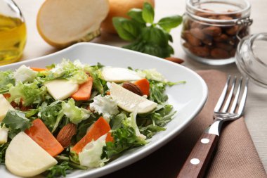 Masada servis edilen enfes şalgam salatası.