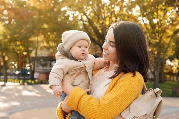 Bonne Mère Avec Son Bébé Fils Extérieur Jour Automne — Photo