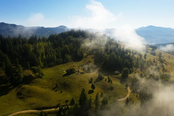 Bela Paisagem Com Aldeia Floresta Montanhas Nebulosas Fotografia Drones — Fotografia de Stock