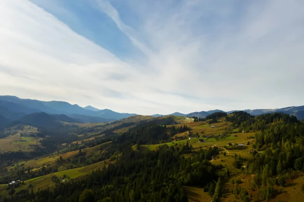 Vista Pitoresca Paisagem Montanhosa Com Floresta Manhã Fotografia Drones — Fotografia de Stock