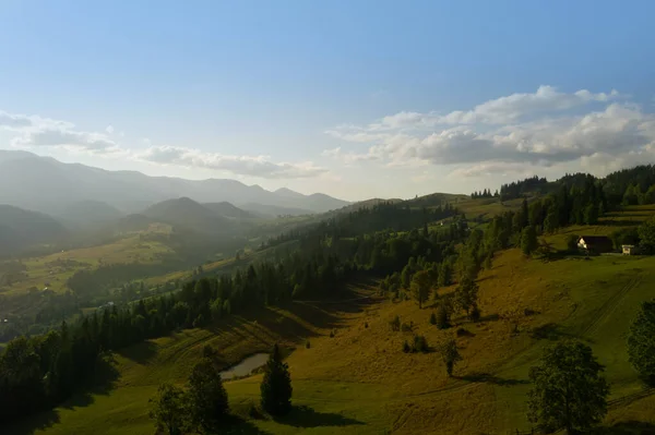 Vista Aérea Bela Paisagem Montanhosa Com Floresta Dia Ensolarado Fotografia — Fotografia de Stock