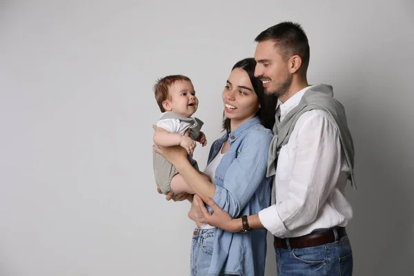 Família Feliz Casal Com Seu Bebê Bonito Fundo Cinza Espaço — Fotografia de Stock