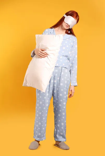 Ung Kvinna Bär Pyjamas Och Tofflor Med Kudde Viloläge Gul — Stockfoto