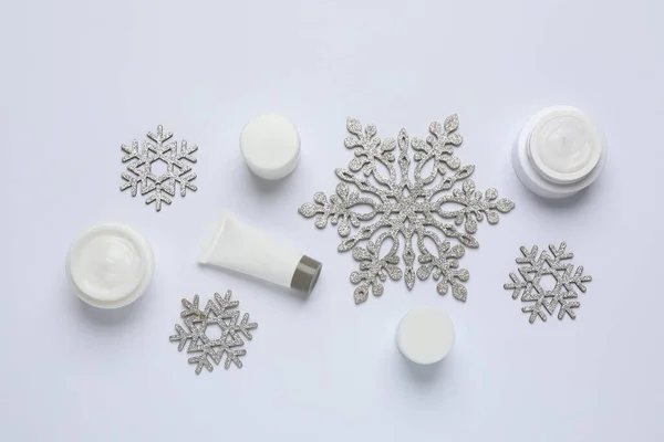 Composición Con Productos Cosméticos Copos Nieve Sobre Fondo Blanco Vista —  Fotos de Stock