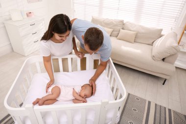 Evlerinde bebekleri olan mutlu bir çift.