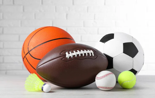 Set Aus Verschiedenen Sportbällen Und Federball Auf Hellem Holztisch — Stockfoto