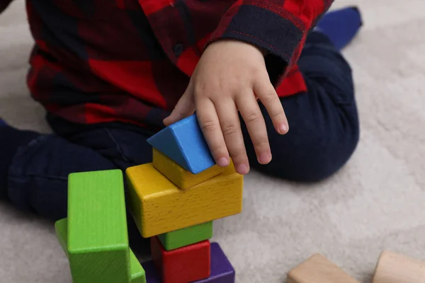 Маленький Ребенок Играет Строительными Блоками Ковре Крупным Планом — стоковое фото