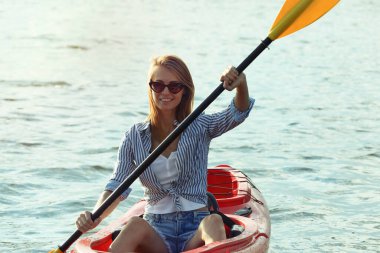 Nehirde kayak yapan mutlu kadın. Yaz etkinliği