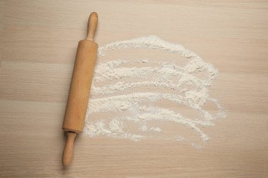 Ahşap arka planda yuvarlak raptiye ve un, üst manzara. Metin için boşluk