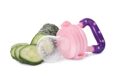 Boş diş eti ve beyaz arka planda salatalık kesimi. Bebek besleyicisi