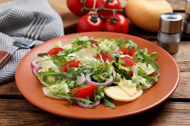Tahta masada servis edilen enfes şalgam salatası.
