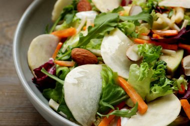 Masada servis edilen enfes şalgam salatası.