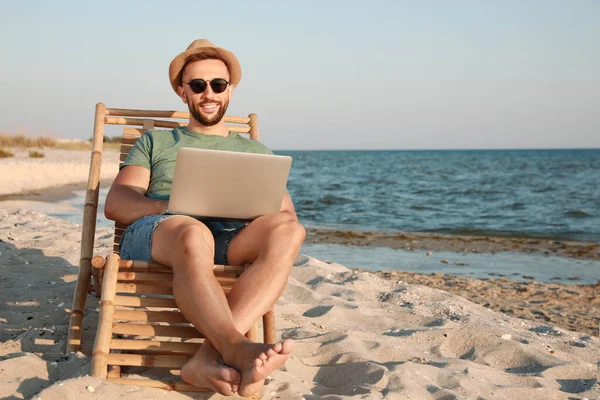 Muž Pracující Laptopem Lehátku Pláži Mezera Pro Text — Stock fotografie
