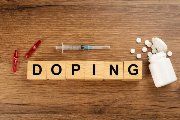 Kelime Doping Uyuşturuculu Küpleri Tahta Arka Planda Düz Yatıyordu — Stok fotoğraf