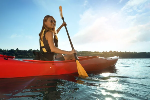 Mujer Feliz Chaleco Salvavidas Haciendo Kayak Río Actividad Verano — Foto de Stock