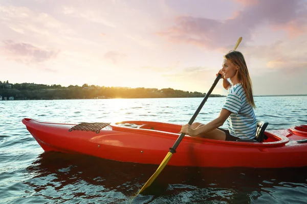 Glad Kvinna Som Paddlar Kajak Floden Sommaraktivitet — Stockfoto