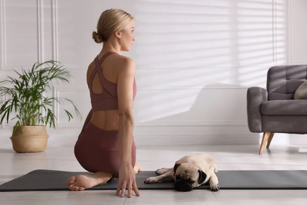 Mooie Vrouw Met Hond Beoefenen Van Yoga Thuis — Stockfoto