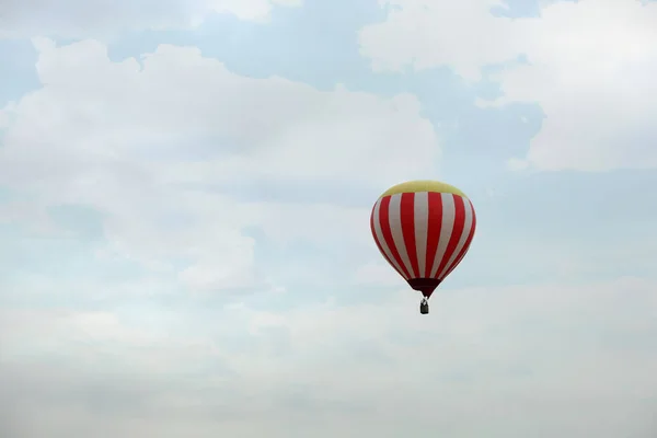 Mavi Gökyüzünde Sıcak Hava Balonunun Görüntüsü Metin Için Boşluk — Stok fotoğraf