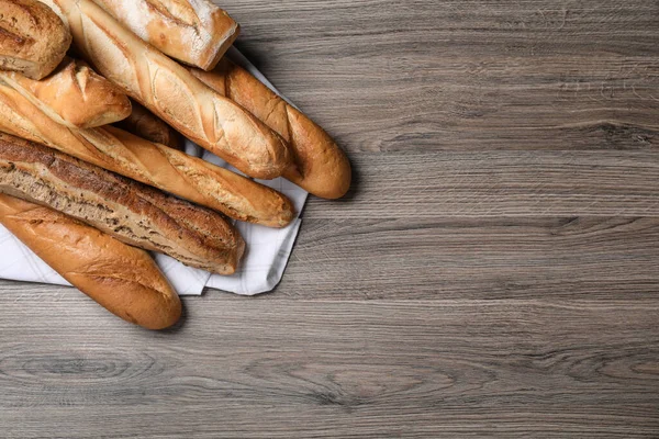 Verschillende Smakelijke Stokbrood Houten Tafel Plat Gelegd Ruimte Voor Tekst — Stockfoto